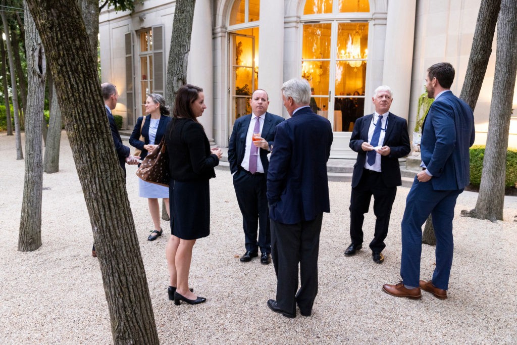 Participants mingle ahead of the Global Dialogue Dinner, “Leveraging Software for a Sustainable Future”